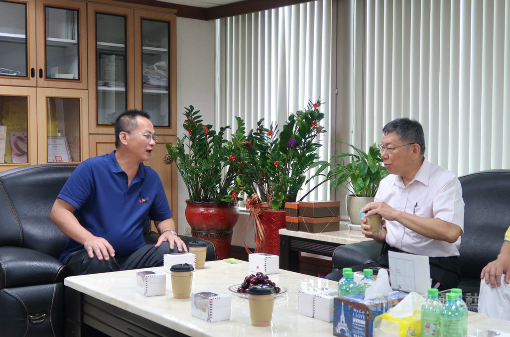 台北市長柯文哲(右)6日拜訪高雄農田水利會長呂文豪(左),雙方會談近40分鐘。中央社記者王淑芬攝 108年7月6日