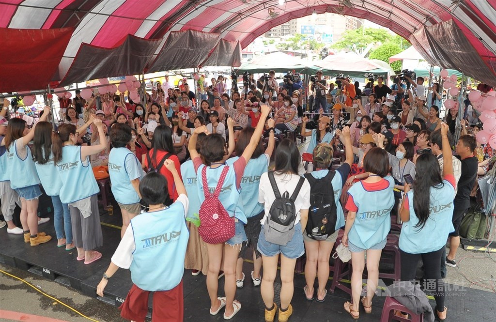 長榮空服員罷工成員3日在桃園南崁長榮運航大樓外靜坐。(中央社檔案照片)