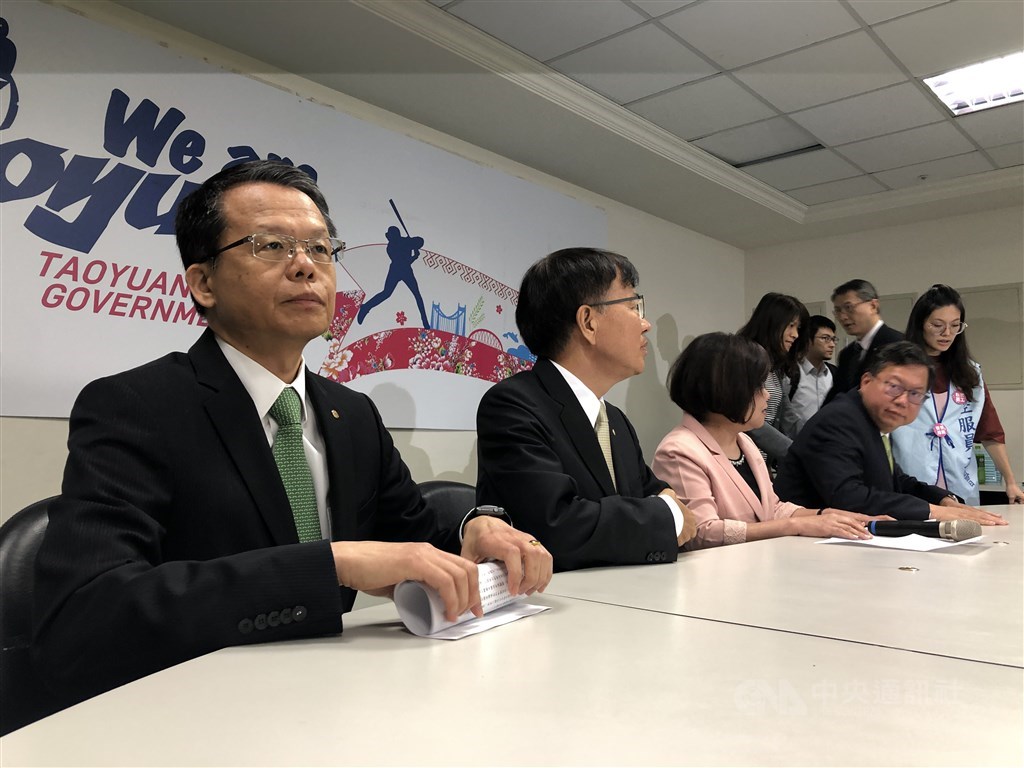 長榮勞資雙方6日下午達成共識簽署團體協約,長榮航空總經理孫嘉明(左1)、董事長林寶水(左2)與勞動部長許銘春(左3)均出席。中央社記者邱俊欽攝 108年7月6日