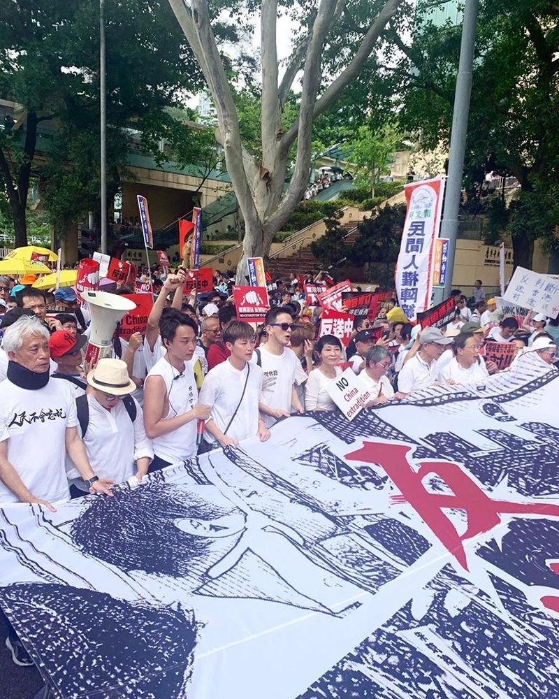 香港知名歌手和示威運動人士何韻詩(前排左4)下週將在聯合國人權理事會發表演講,讓「反送中」事件獲國際關注。(圖取自facebook.com/HOCCHOCC)