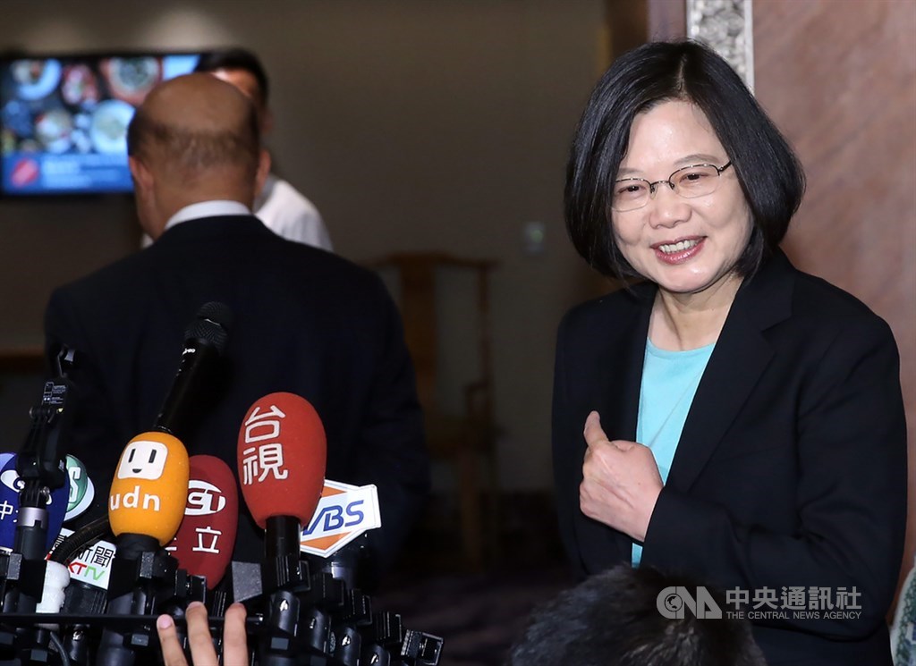 國民黨7日下午在凱道舉辦反鐵籠公投活動,行政院長蘇貞昌(左)指國民黨這活動是「黃鼠狼給雞拜年」,總統蔡英文(右)受訪時則笑說「聽院長的就對了」。中央社記者鄭傑文攝 108年7月7日