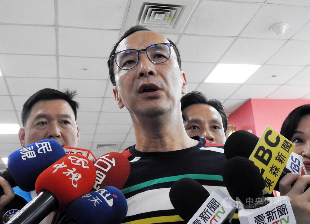 國民黨總統初選參選人朱立倫(前)7日對黨內初選傳棄保耳語表示,有郭陣營的朋友們在操作特定議題,但此時任何操作都沒有意義,他8日起每天開記者會及跑地方,全力衝刺。中央社記者王鴻國攝 108年7月7日