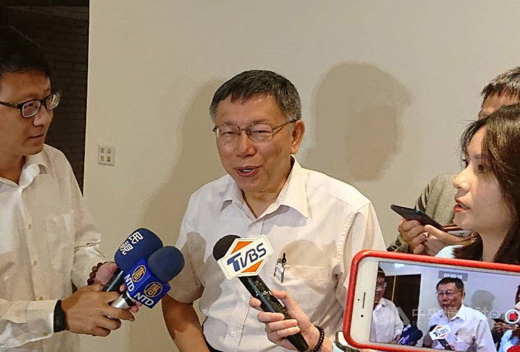 台北市長柯文哲(左2)7日應成功大學EMBA校友會邀請,上午在成功大學演講,進場前接受媒體訪問時說,現在兩岸關係還是困難,雙方都有堅持。也可以說其實沒有兩岸關係,只有中美對抗、國際大局下的台灣問題。中央社記者楊思瑞攝 108年7月7日