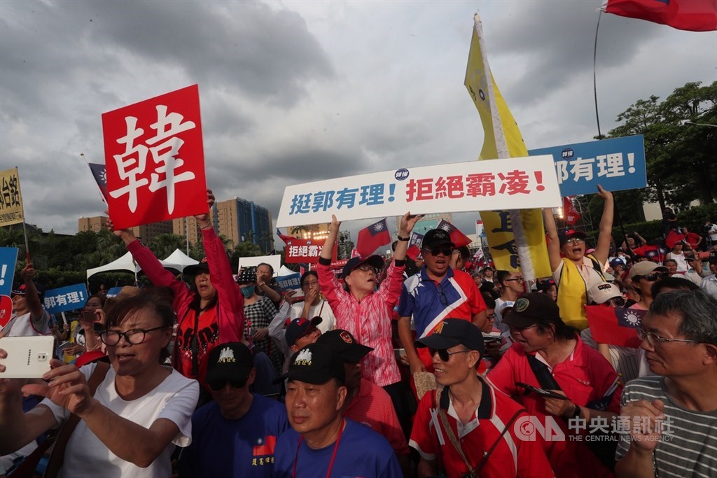 國民黨舉辦反鐵籠公投凱道大會師活動,7日下午登場,國民黨5名總統初選參選人合體同台。由於國民黨總統初選競爭激烈,參選人各自的支持者現場分別舉手牌力挺。中央社記者吳家昇攝 108年7月7日