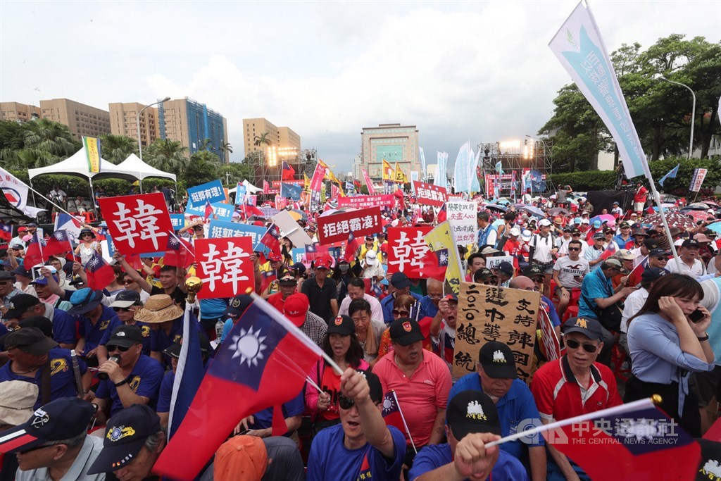 反對公投法修法,國民黨7日下午在凱道舉辦「反鐵籠公投,凱道大會師」活動,大批國民黨支持者齊聚,以行動表達力挺。中央社記者吳家昇攝 108年7月7日