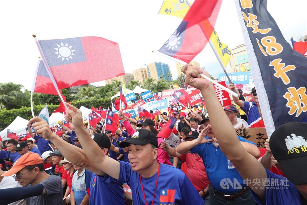 國民黨7日下午在總統府前凱達格蘭大道舉辦「反鐵籠公投,凱道大會師」活動,大批支持者齊聚現場,熱情揮舞國旗。中央社記者吳家昇攝 108年7月7日