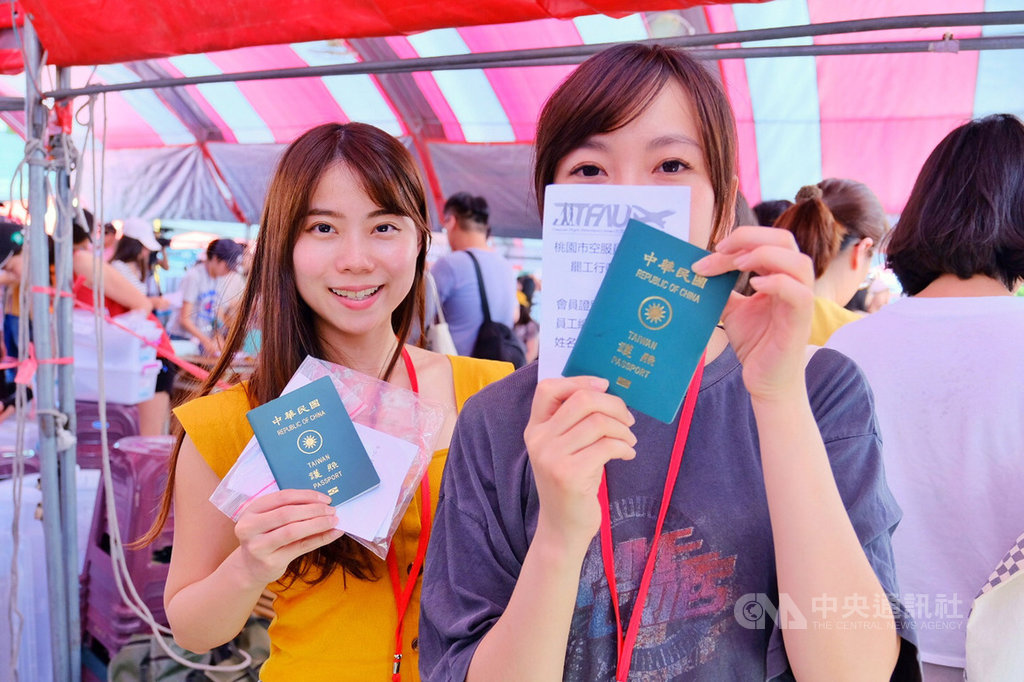長榮航空空服員罷工落幕,桃園市空服員職業工會7日中午12時起,在罷工棚內辦理會員三寶的取回作業,許多參與罷工的空服員拿著三寶開心合影,期待回家好好休息,為復飛做準備。中央社記者吳睿騏桃園攝 108年7月7日