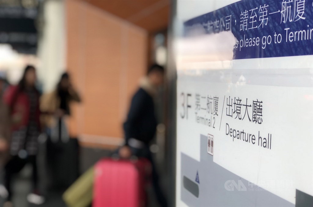 長榮航空空服員罷工終於落幕,7日不少搭機出國的旅客都樂見這樣的結果,有旅客建議應修訂「罷工預告期」,讓旅客有充分時間應變;也有旅客希望長榮儘速恢復航班正常運作。中央社記者邱俊欽桃園攝 108年7月7日