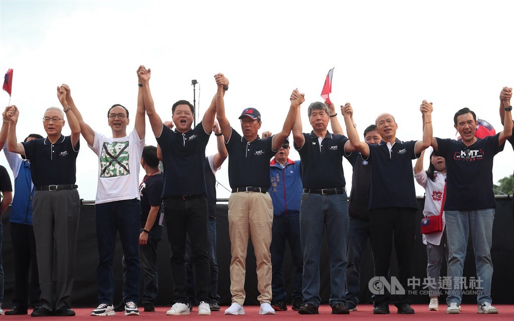 國民黨7日下午在台北凱達格蘭大道舉行「反鐵籠公投,凱道大會師」活動,黨主席吳敦義(前左起)與5名總統初選參選人朱立倫、周錫瑋、郭台銘、張亞中、韓國瑜,以及前總統馬英九等齊聚一堂,攜手高呼口號,展現團結士氣。中央社記者吳家昇攝 108年7月7日