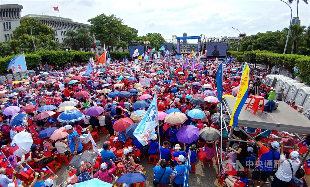 國民黨7日下午在台北凱達格蘭大道舉行「反鐵籠公投,凱道大會師」活動,大批支持者頂著悶熱天氣出席,以行動表達力挺國民黨理念。中央社記者施宗暉攝 108年7月7日