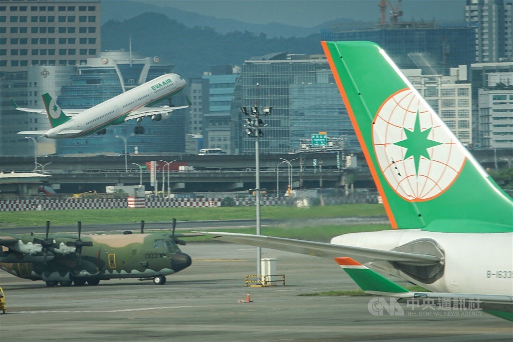 桃園市空服員職業工會6月20日下午4時起發動長榮空服員罷工行動,勞資雙方7月6日晚間終於達成共識,簽下團體協約,工會也宣布9日晚間12時結束罷工。(中央社檔案照片)