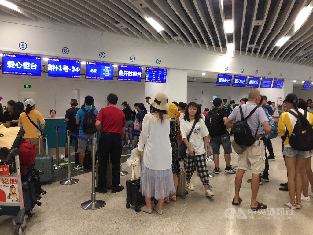 金門縣政府指出,108年6月小三通入出境人次較107年成長21%,其中陸客成長38%,圖為廈門五通碼頭排隊購票。中央社記者黃慧敏攝 108年7月8日