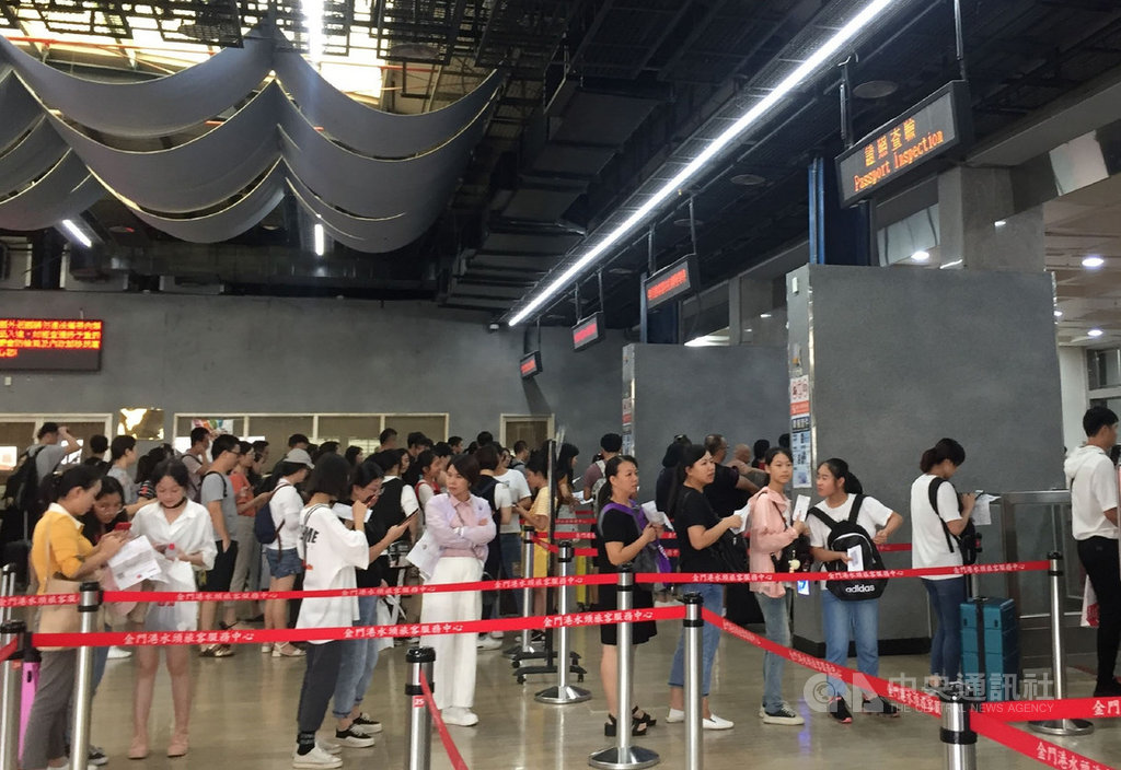 金門縣觀光處發布統計指出,108年1到6月小三通入出境累計106萬2254人次,較107年同期成長20.52%;6月以落地簽方式入境的大陸旅客成長53.18%。圖為水頭碼頭等待通關入境的人潮。中央社記者黃慧敏攝 108年7月8日