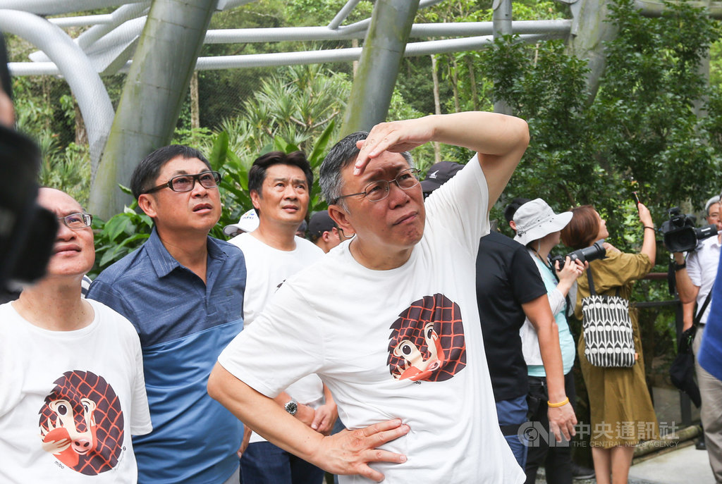 台北市長柯文哲(前右)8日出席台北市立動物園熱帶雨林室內館(穿山甲館)開幕記者會後,仔細看館內展示的熱帶雨林物種。中央社記者謝佳璋攝 108年7月8日