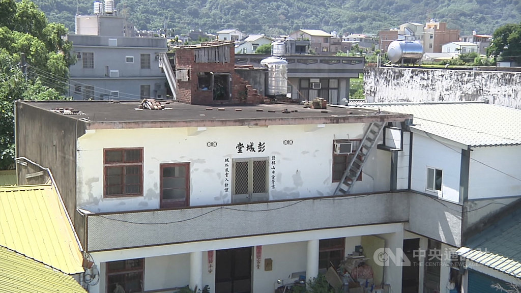 中央氣象局統計資料顯示,台灣去年發生約100萬次落雷,地勢空曠的苗栗縣公館鄉一處民宅4年內遭雷擊3次。(翻攝照片)中央社記者管瑞平傳真 108年7月8日