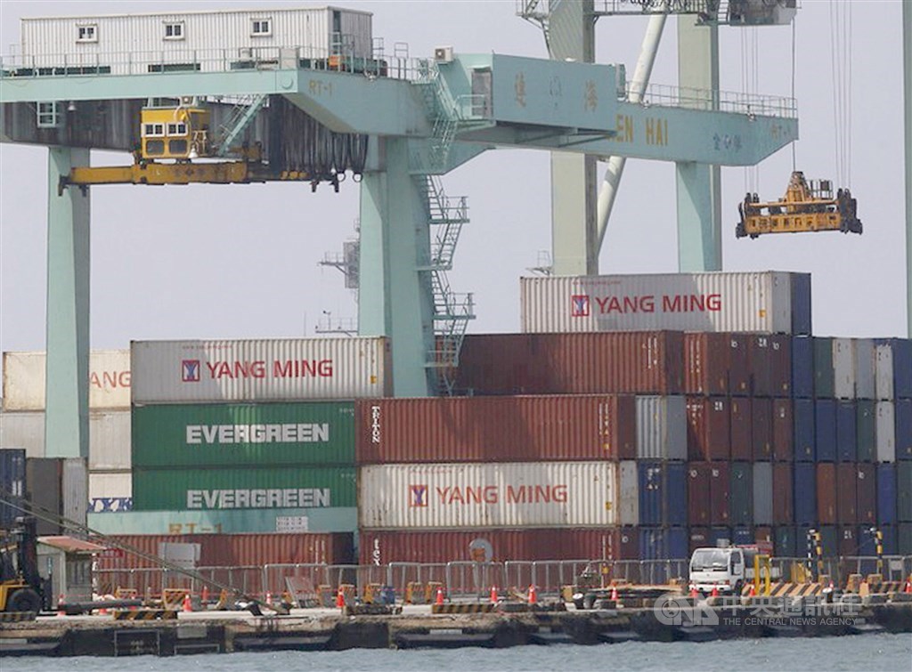財政部公布6月出口283.9億美元,比去年同月微幅成長0.5%,中止連7個月負成長。(中央社檔案照片)