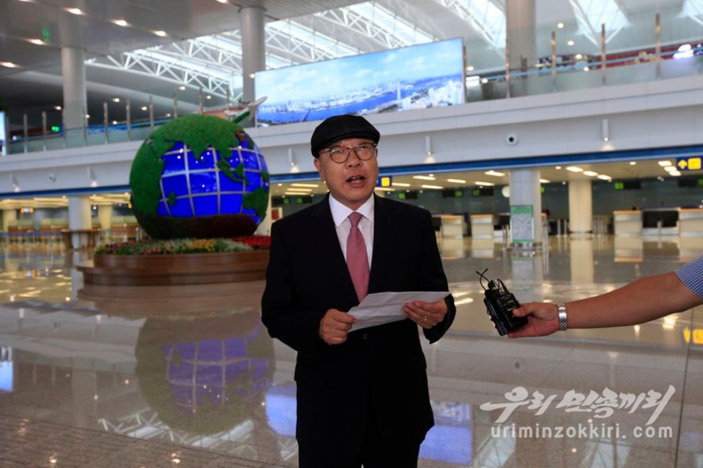 北韓媒體報導,已故前南韓外交部長崔德新的72歲次子崔仁國(圖)近日投奔北韓;崔仁國表示,此舉是為了實現雙親心願。(圖取自twitter.com/uriminzok)