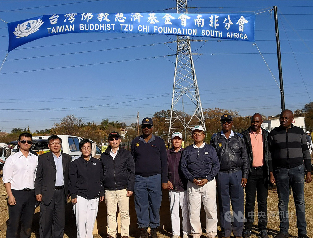 台灣愛心白米透過佛教慈濟基金會協助已陸續抵達非洲,展開冬令發放工作。駐南非副代表賀忠義(左4)、僑務組長賴金城 (左2)、 茨瓦尼市警察將軍姆同班尼(左5)參與活動,並與慈濟志工合影。中央社記者徐梅玉茨瓦尼攝 108年7月9日