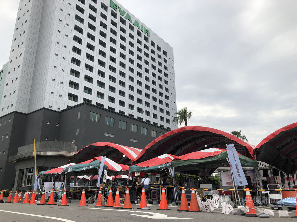 桃園市空服員職業工會幹部郭芷嫣在內部社群軟體表示要在機師飛機餐加料,長榮航空指出,8日晚間已依民用航空法第101條的規定,由法務人員向桃園市警局蘆竹分局南崁派出所完成報案手續,後續靜待司法調查。中央社記者吳睿騏桃園攝 108年7月9日