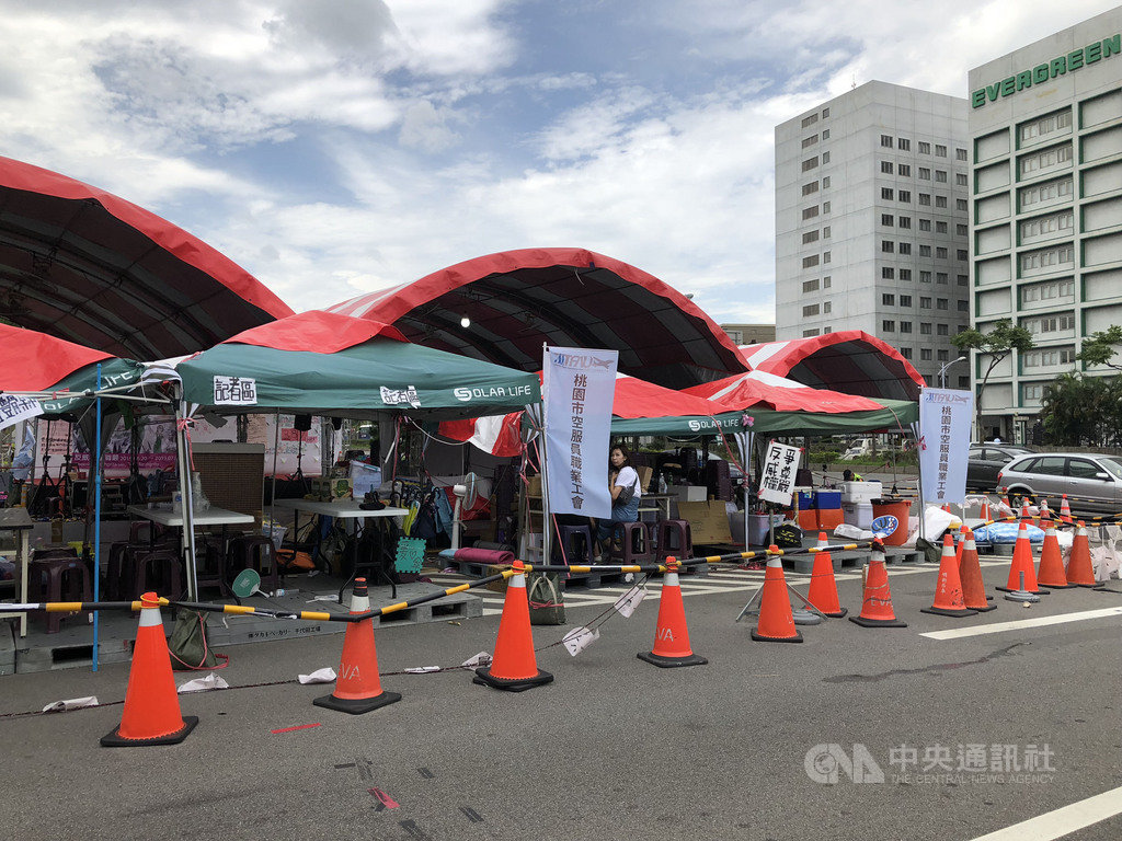 桃園市空服員職業工會幹部郭芷嫣在內部社群軟體表示要在機師飛機餐加料,長榮航空停飛處分並完成報案手續。郭芷嫣9日發出聲明,承認是玩笑話並致歉。中央社記者吳睿騏桃園攝 108年7月9日