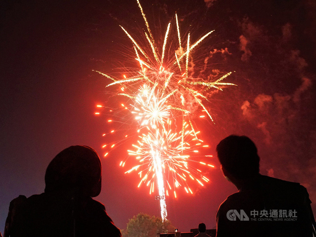 美國慶祝7月4日獨立紀念日,大小城市都會舉辦煙火晚會。圖為柔似蜜市(Rosemead)公園的煙火晚會。(資料照片)中央社記者林宏翰洛杉磯傳真 108年7月9日
