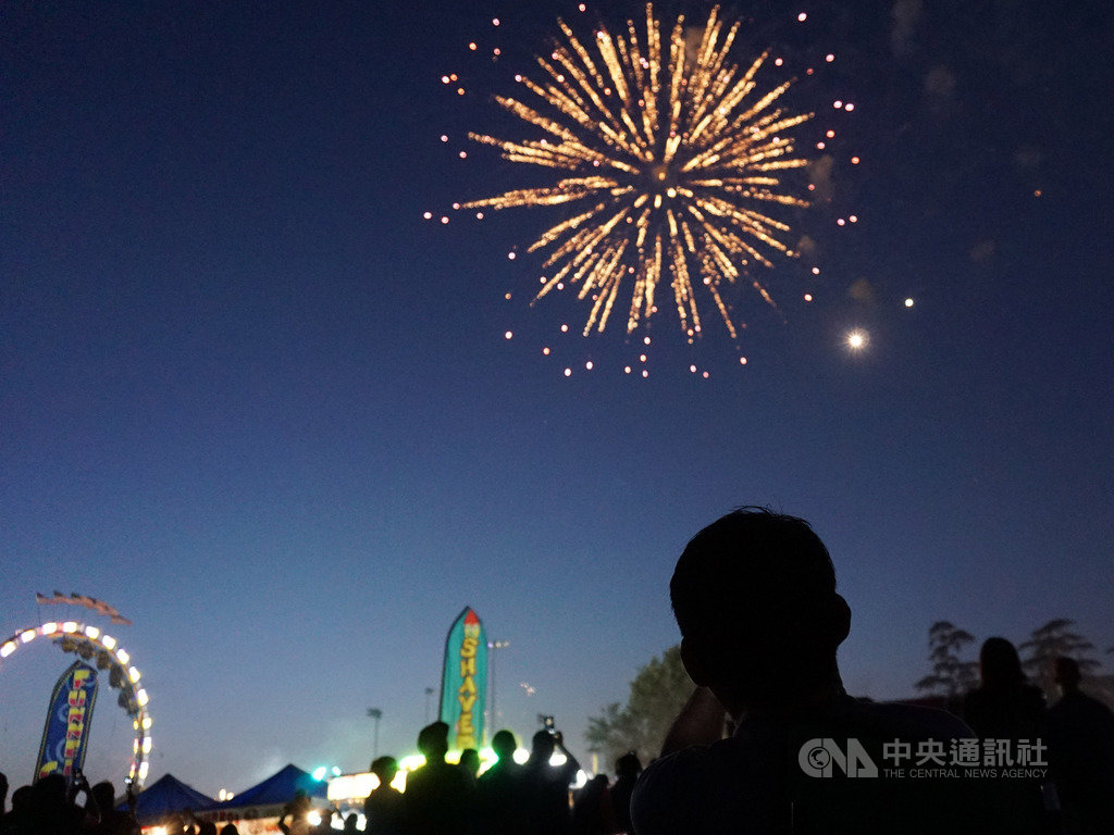 美國慶祝7月4日獨立紀念日,大小城市都會舉辦煙火晚會。圖為柔似蜜市(Rosemead)公園的煙火晚會。(資料照片)中央社記者林宏翰洛杉磯傳真 108年7月9日