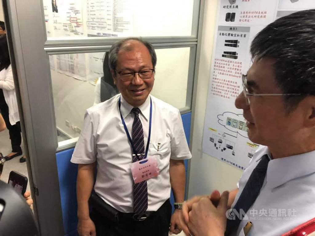 成大智慧製造研究中心主任鄭芳田(左),向科技部長陳良基(右)說明,目前團隊投入智慧製造領域的研究成果。中央社記者吳柏緯攝 108年7月9日
