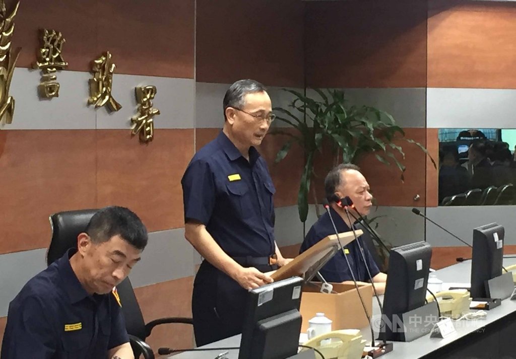 鐵路警察局警員李承翰因公殉職,警政署長陳家欽(中)9日邀集基層同仁召開臨時署務視訊會報,研議策進員警裝備和警械使用等作法,眾人會前也集體默哀1分鐘以悼念李承翰。中央社記者黃麗芸攝 108年7月9日