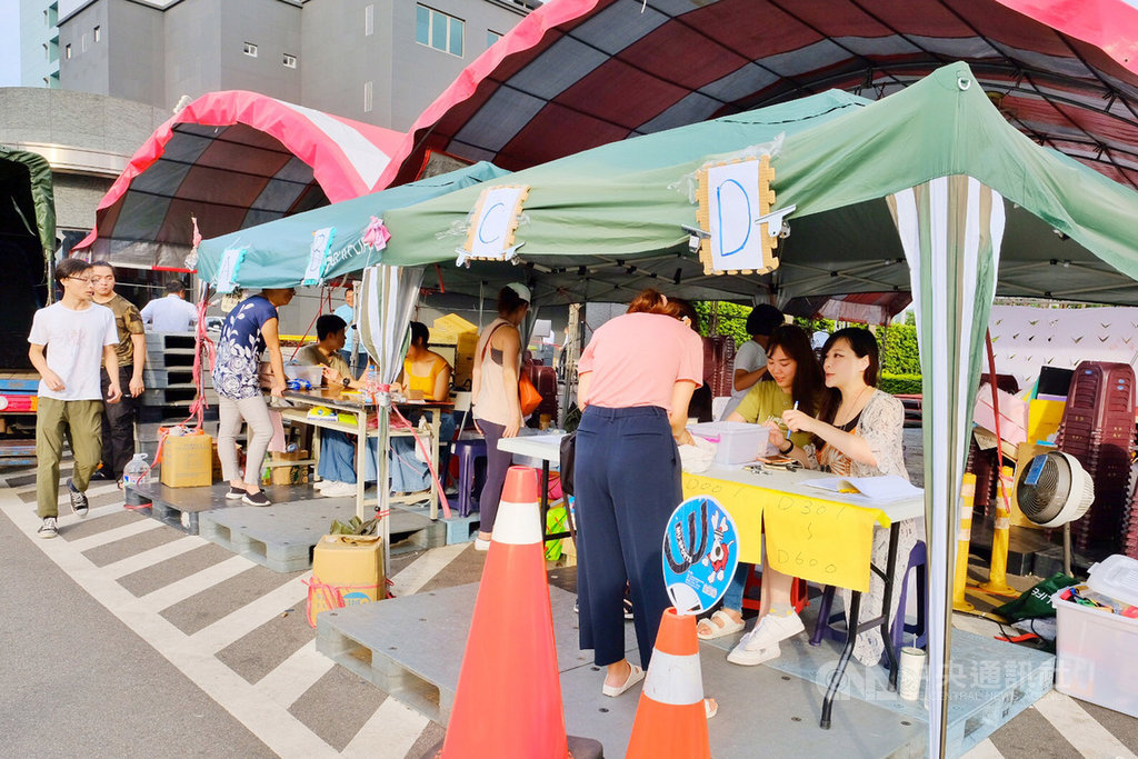 桃園市空服員職業工會9日傍晚開始拆除長榮航空公司運航大樓前的罷工棚,對於記者詢問三寶的領回數量,工會指出,尚未進行最後的確認與計算,因此無法提供數據,但現場三寶數量已經不多,若人在外地或因故來不及領取,工會也會代為保管。中央社記者吳睿騏桃園攝 108年7月9日