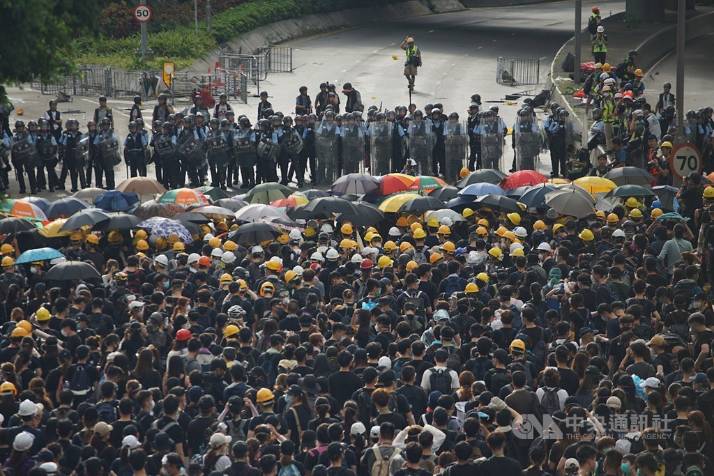 香港「反送中」抗爭餘波盪漾,近期訴求轉向民主與普選。圖為香港民眾1日上街示威。(中央社檔案照片)