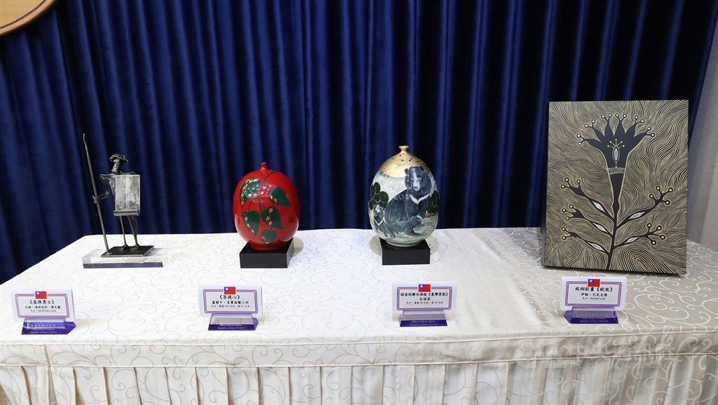 總統蔡英文11日到22日將展開自由民主永續之旅出訪加勒比海友邦海地、聖克里斯多福及尼維斯、聖文森、聖露西亞,過境美國。總統府9日舉行記者會,展示將致贈各國的禮品。中央社記者張皓安攝 108年7月9日