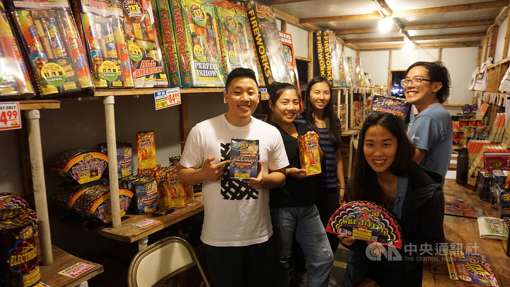 美國國慶日前幾天,超市賣場的停車場,經常可見到臨時搭建的販賣亭。圖為教會青年為了到台灣偏鄉教英語而募款。(資料照片)中央社記者林宏翰洛杉磯傳真 108年7月9日
