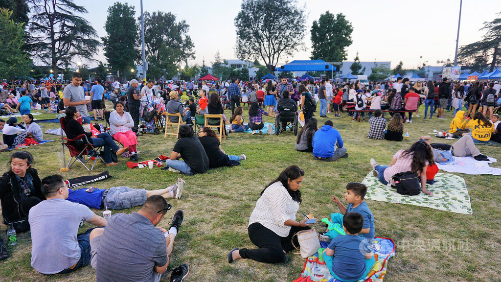 美國每年國慶日,大小城市都會舉辦煙火晚會,圖為柔似蜜市(Rosemead)公園觀賞煙火的人潮。(資料照片)中央社記者林宏翰洛杉磯傳真 108年7月9日