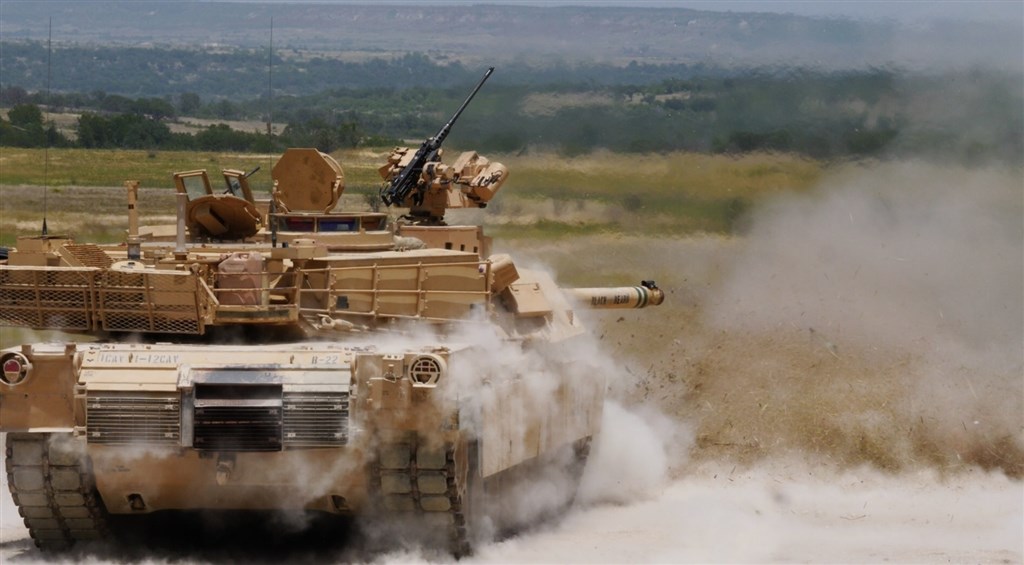 美國軍售台灣M1A2戰車(圖),軍方人士9日說,次型號為T,代表Taiwan,是美國替台灣客製化的M1A2車款。(圖取自美國陸軍網頁www.army.mil)