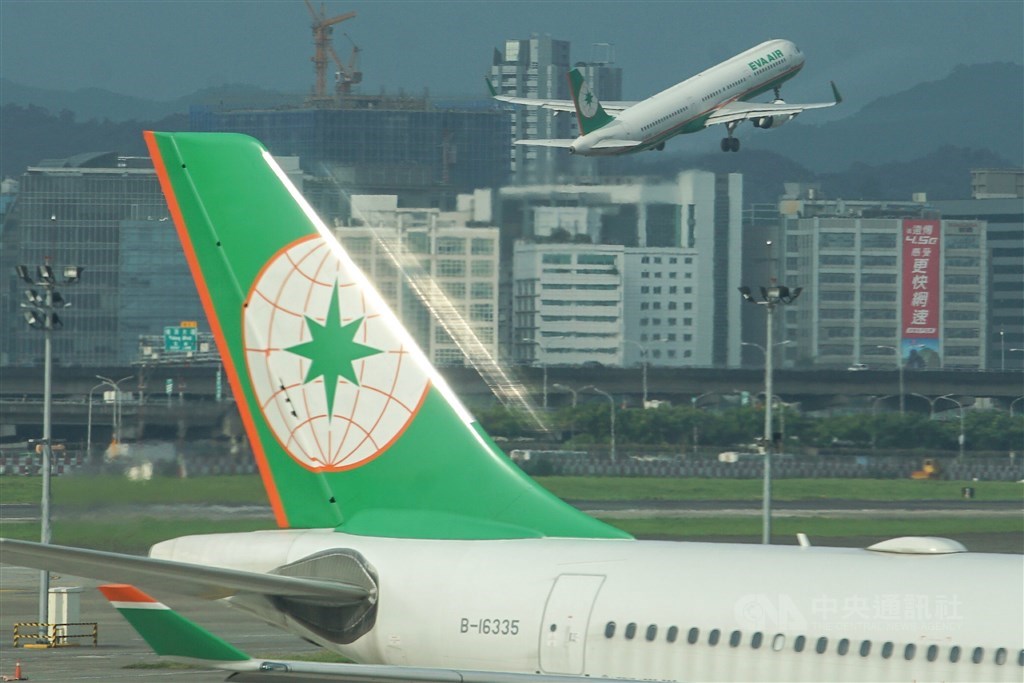 長榮航空9日表示,一名機長在臉書貼文煽動他人加害公司員工,被處以2大過暨免職處分。(中央社檔案照片)