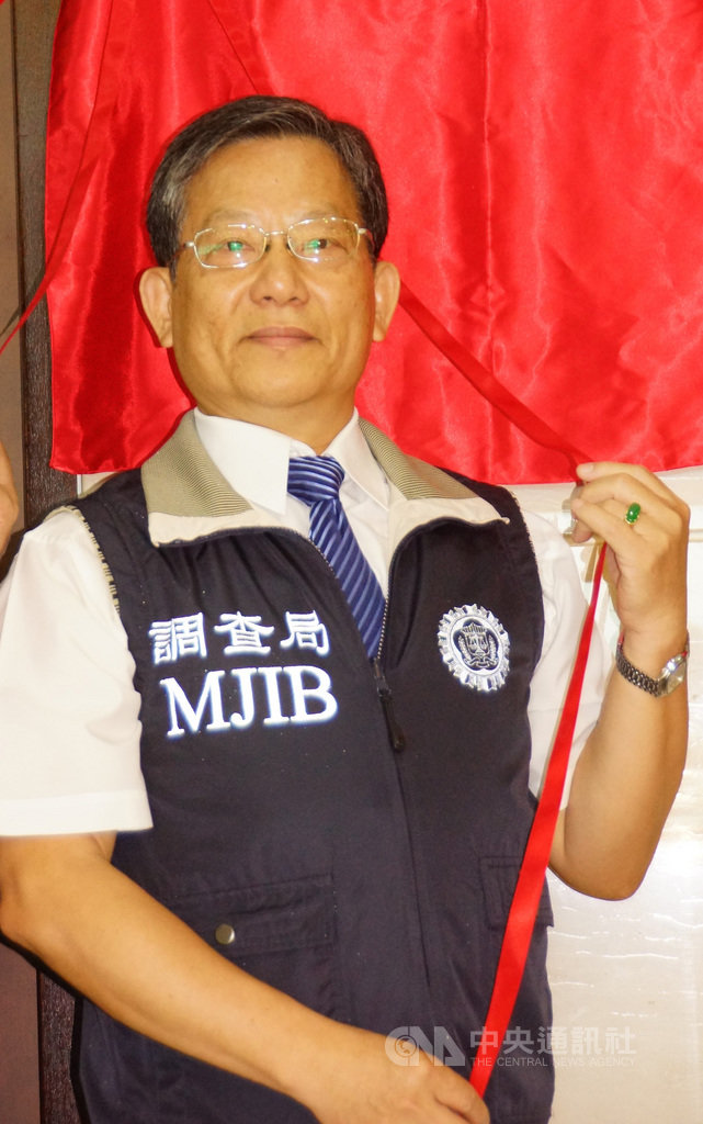 法務部調查局高雄市調查處副處長顏正義(圖)遭檢舉轉傳行政院長蘇貞昌摔筆影片,他9日上午在台灣橋頭地方檢察署受訪表示,原意是要提醒不要轉貼,但來不及加警語就被截圖扭曲,他已隨即收回影片並向上級澄清。中央社記者程啟峰高雄攝 108年7月9日