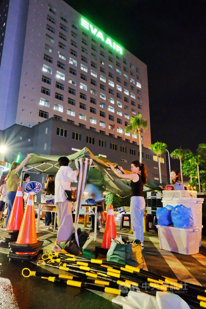 桃園市空服員職業工會在長榮航空公司桃園南崁運航大樓前的罷工活動,9日進行現場物資整理及場地最後清理作業,隨著最後物資於晚間搬上貨車,終於為長達20天的罷工行動畫下句點。中央社記者吳睿騏桃園攝 108年7月9日