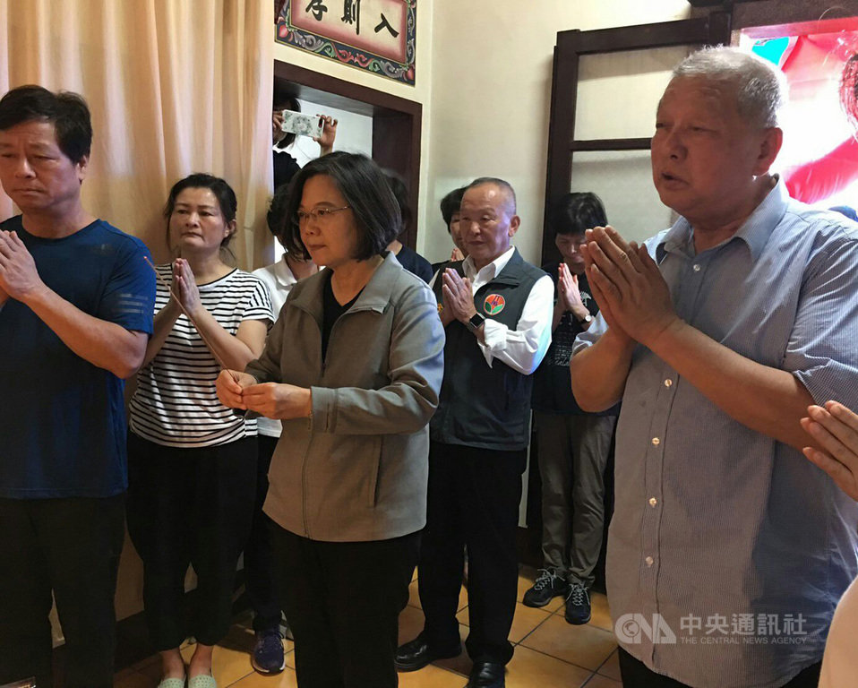前苗栗縣長傅學鵬(右)的母親傅葉盡妹日前辭世,總統蔡英文(前中)9日由苗栗縣長徐耀昌(中)等人陪同前往致祭,向家屬表達慰問、哀悼之意。(翻攝照片)中央社記者管瑞平傳真 108年7月9日