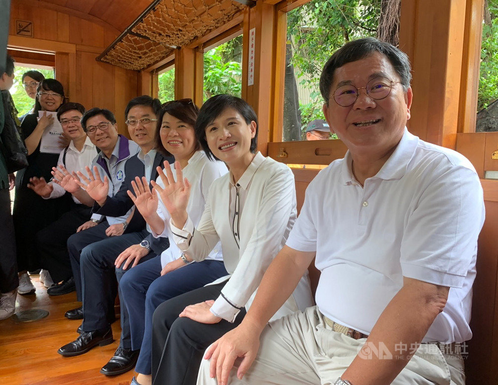 文化部長鄭麗君(右2)9日在嘉義竹崎車站主持「阿里山林業暨鐵道文化景觀」授證儀式後,與立委陳明文(右)、嘉義市長黃敏惠(右3)等人登上林鐵小火車。(立委陳明文提供)中央社記者江俊亮傳真 108年7月9日