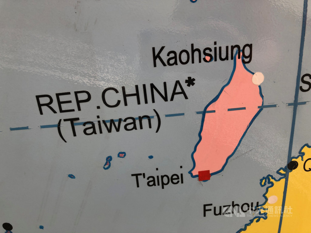 英國倫敦政經學院(LSE)近期對地球儀公共藝術品進行微調,在台灣旁邊加註星號,國名與顏色並未更動。中央社記者戴雅真倫敦攝 108年7月10日