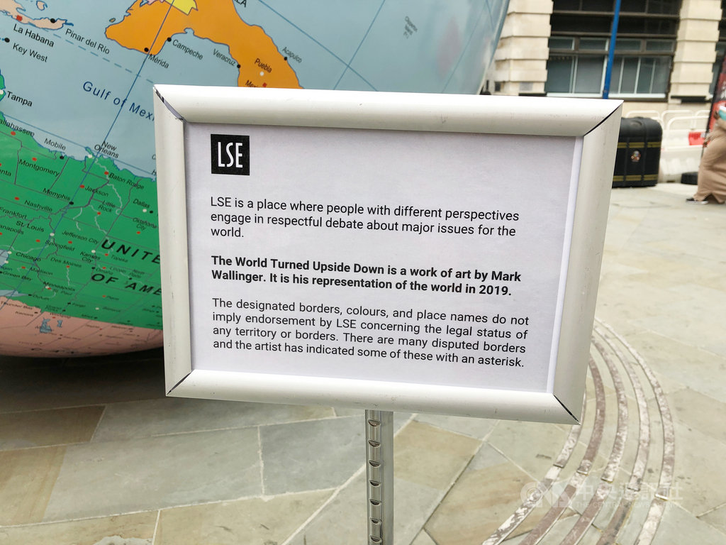 英國倫敦政經學院(LSE)的地球儀公共藝術品引發爭議,校方近期進行微調,並在旁邊豎立告示牌。中央社記者戴雅真倫敦攝 108年7月10日