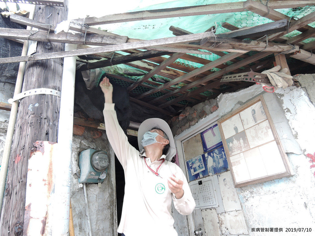 台南市新增2例本土登革熱個案,疾管署防疫人員持續在台南市中西區開山里加強孳生源查核。(疾管署提供)中央社記者陳偉婷傳真 108年7月10日