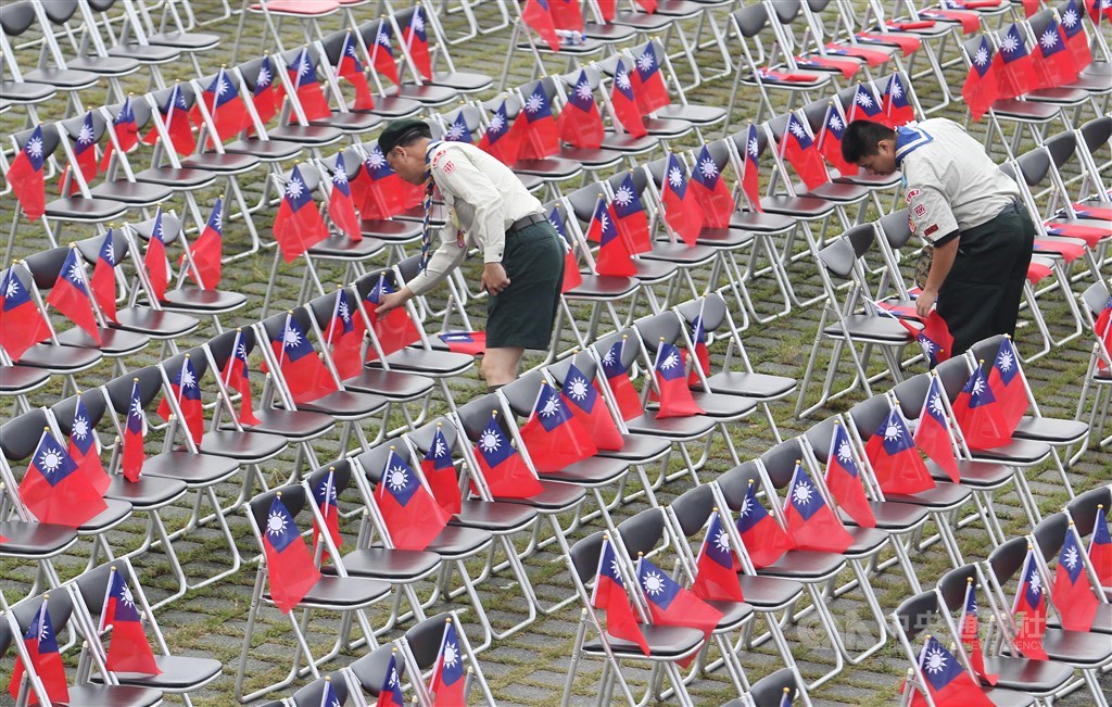 國立政治大學選舉研究中心10日發布調查數據,認同自己是台灣人的比例上升到56.9%。(中央社檔案照片)