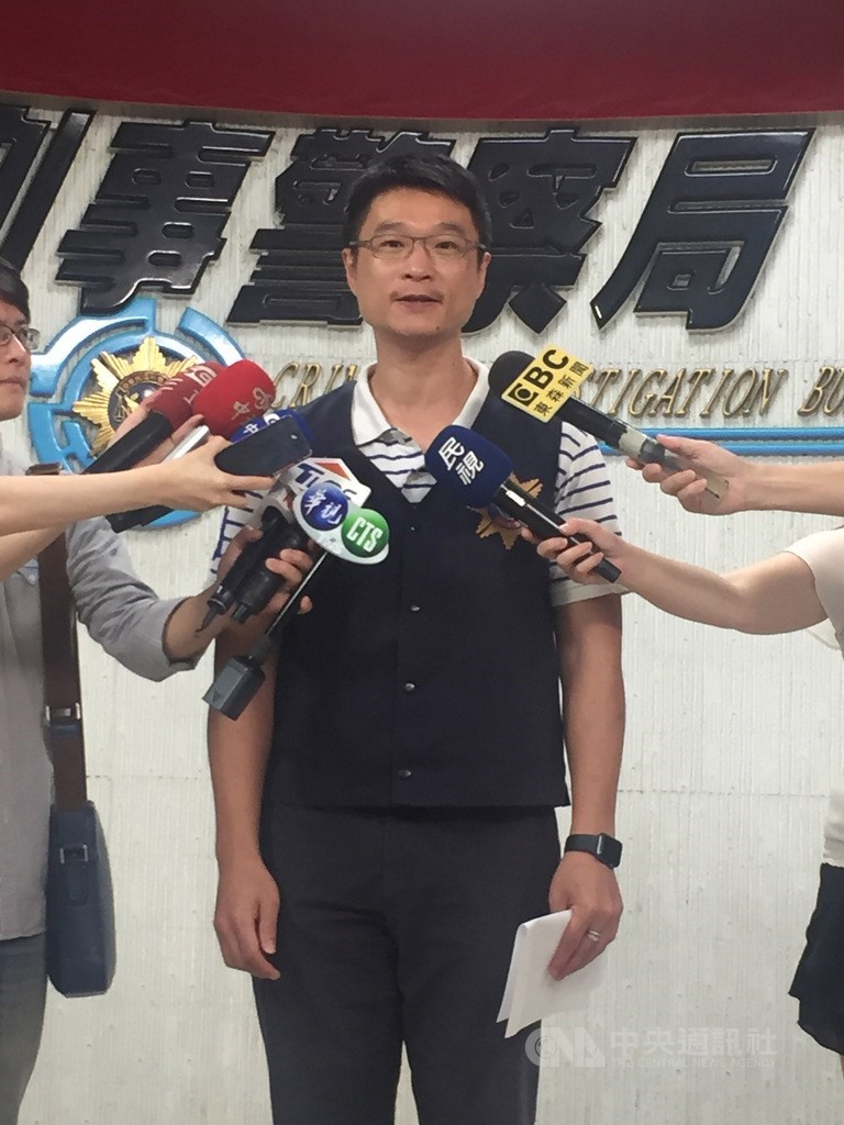 網路流傳行政院長蘇貞昌出席殉職警員李承翰告別式的簽名摔筆造謠影片。刑事警察局偵查第九大隊大隊長林建隆(圖)10日表示,新北市47歲詹姓男工程師涉嫌重大,9日晚間通知到案說明,詢後依違反社維法移送裁處。中央社記者黃麗芸攝 108年7月10日