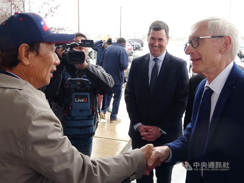 威斯康辛州州長艾佛斯(右)接受美媒獨家專訪透露,鴻海集團在威斯康辛州設廠計畫,即使2020年開始生產,可能仍無法達到獲得州政府獎勵金門檻。圖為5月時任鴻海董事長的郭台銘(左)赴美與艾佛斯見面。(中央社檔案照片)