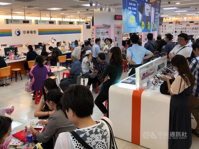 中華電信499吃到飽方案衍生亂象,NCC罰新台幣200萬元;不過,台北高等行政法院判決撤銷原處分,中華電信免罰。NCC 10日宣布重為處分罰120萬元。圖為2018年民眾湧入中華電信門市搶辦499吃到飽。(中央社檔案照片)
