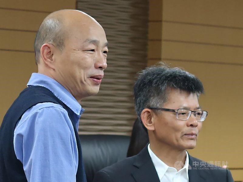 前高雄縣長楊秋興(右)10日在臉書批評高雄市長韓國瑜(左)。面對楊秋興的批評,韓國瑜表示:「還是希望未來可以攜手合作。」(中央社檔案照片)