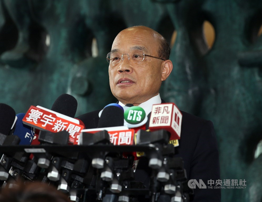 網路流傳行政院長蘇貞昌(圖)出席殉職警員李承翰告別式的簽名摔筆造謠影片。刑事局追查假訊息來源,發現詹姓工程師涉嫌重大,依法移送裁處。(中央社檔案照片)