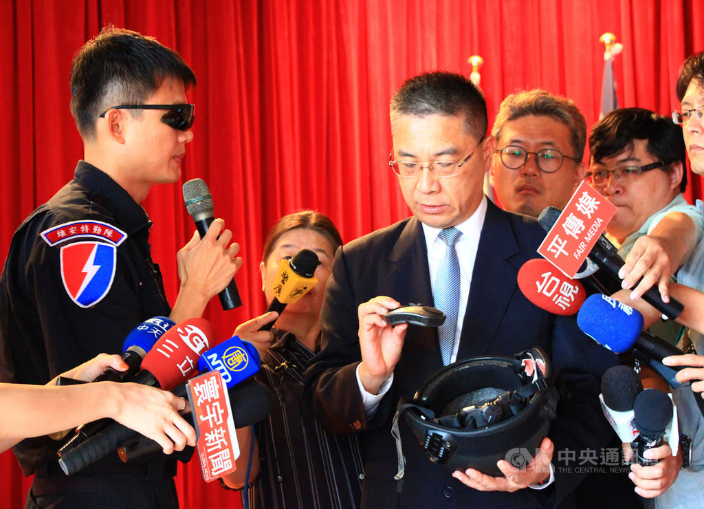 通緝犯陳宏宗10日與警方在嘉義大埔駁火,最終遭警方擊斃。內政部長徐國勇(前右)11日赴台中表揚破案有功人員,並慰問參與槍戰過程員警,了解整體事件。中央社記者蘇木春攝 108年7月11日
