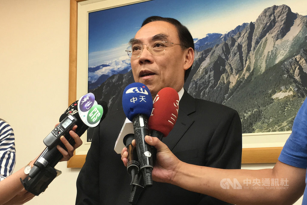 針對調查局高官轉傳行政院長蘇貞昌摔筆影片、同婚立法等2假訊息遭議處,法務部長蔡清祥(圖)11日表示,身為前任局長,對此感到十分痛心。中央社記者蕭博文攝 108年7月11日